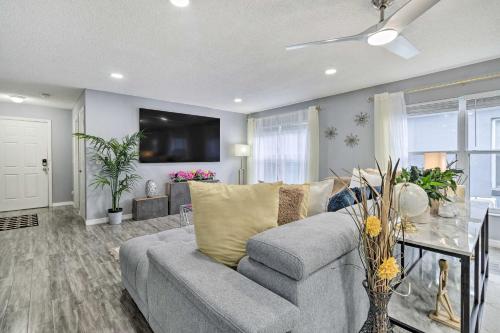 Chic Orlando Family Getaway with Fenced Yard! in Orlando West Chic Orlando Family Getaway with Fenced Yard! in Orlando West
