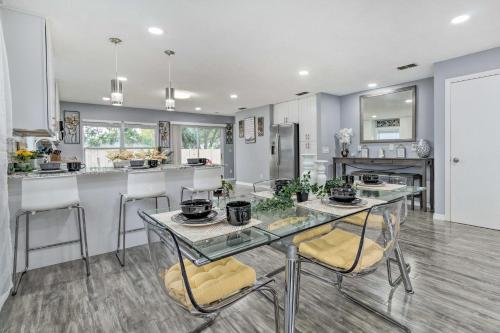 Chic Orlando Family Getaway with Fenced Yard! in Orlando West Chic Orlando Family Getaway with Fenced Yard! in Orlando West