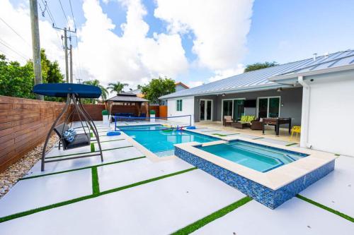 Miami Family Home/5BR/Heated Pool & Jacuzzi in Tamiami Miami Family Home/5BR/Heated Pool & Jacuzzi in Tamiami