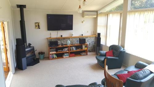 共用Lounge/電視區, Quiet cul de sac, close to Abel Tasman in 莫圖伊卡 共用Lounge/電視區, Quiet cul de sac, close to Abel Tasman in 莫圖伊卡