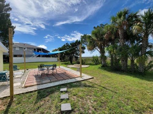 Re-modeled Retro Cottage/Sleeps 10. Weeki Wachee! in Weeki Wachee (FL) Re-modeled Retro Cottage/Sleeps 10. Weeki Wachee! in Weeki Wachee (FL)