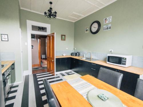 ห้องครัว, 5-Star OLD POST OFFICE HOLIDAY HOME - 5-7-Bedroom Art Deco Elegance in โอว์ฮังโก ห้องครัว, 5-Star OLD POST OFFICE HOLIDAY HOME - 5-7-Bedroom Art Deco Elegance in โอว์ฮังโก