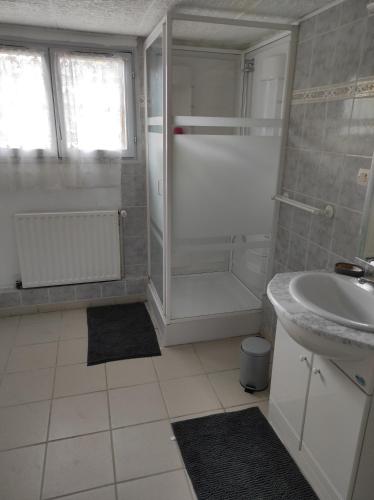 Bathroom, Maison de village avec exterieur in Authon-la-Plaine Bathroom, Maison de village avec exterieur in Authon-la-Plaine