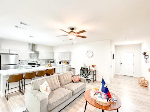 Facilities, LakeDallasPoolHouse GREAT memories, near LAKE! in Lake Dallas Facilities, LakeDallasPoolHouse GREAT memories, near LAKE! in Lake Dallas