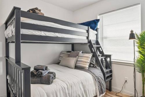 Hidden Modern Gem/Mins to downtown W/ Gameroom in Cedar Crest Hidden Modern Gem/Mins to downtown W/ Gameroom in Cedar Crest