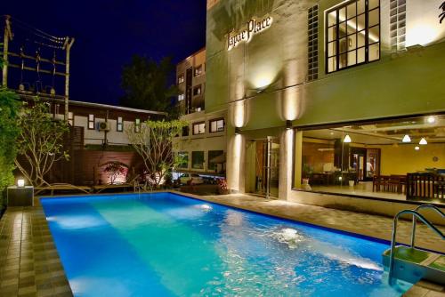 Zwembad, Thapaeplacehotel in Tha Phae Zwembad, Thapaeplacehotel in Tha Phae