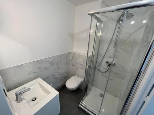Shower, La Maradas, studio proche du RER A in Pontoise Shower, La Maradas, studio proche du RER A in Pontoise