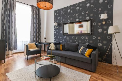 Deluxe Bella Home next to the New York Café