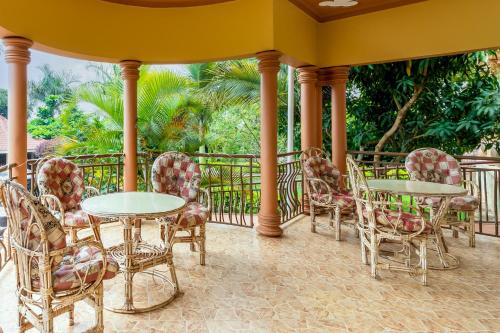 Balkon/teras, Rumah 500 m² dengan 11 kamar tidur dan 11 kamar mandi pribadi di Nsamizi Entebbe (Airport Side Hotel Entebbe) in Entebbe Balkon/teras, Rumah 500 m² dengan 11 kamar tidur dan 11 kamar mandi pribadi di Nsamizi Entebbe (Airport Side Hotel Entebbe) in Entebbe