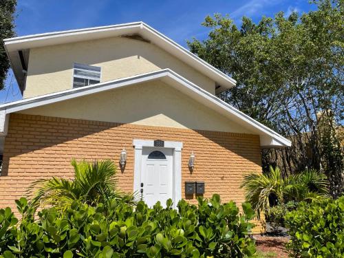View, 4BR Downtown House Near Beach, Pet Friendly in Central Park View, 4BR Downtown House Near Beach, Pet Friendly in Central Park