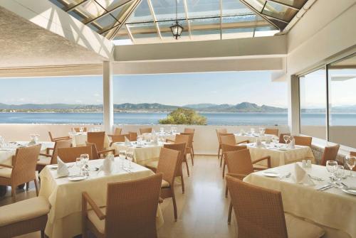 레스토랑, 윈덤 루트라키 포세이돈 리조트 (Wyndham Loutraki Poseidon Resort) in 오아시스 (로우트라키 페라코라) 레스토랑, 윈덤 루트라키 포세이돈 리조트 (Wyndham Loutraki Poseidon Resort) in 오아시스 (로우트라키 페라코라)