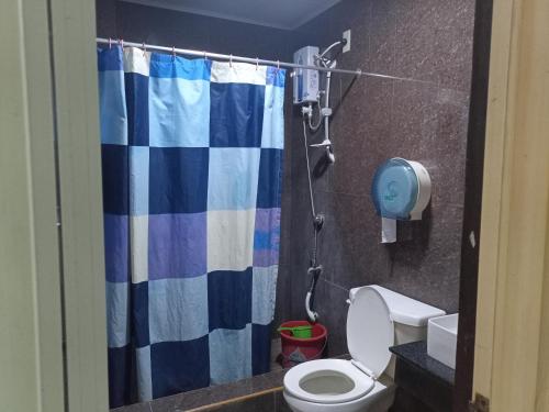 Bathroom, RedDoorz @ Jardin De La Vina Hotel Zamboanga City in Zamboanga City Bathroom, RedDoorz @ Jardin De La Vina Hotel Zamboanga City in Zamboanga City