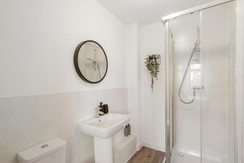 Koupelna, Townhouse in Ebbsfleet sleeps 9 with free parking in Greenhithe Koupelna, Townhouse in Ebbsfleet sleeps 9 with free parking in Greenhithe