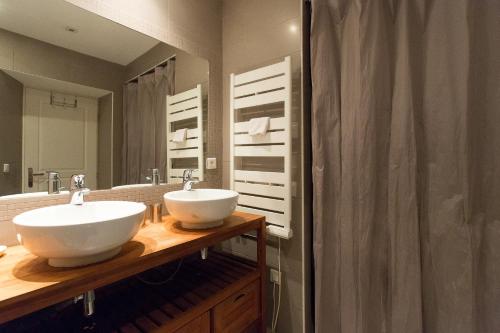 This photo about Barque en Cannes shared on HyHotel.com