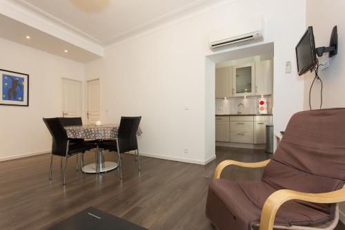 This photo about Barque en Cannes shared on HyHotel.com