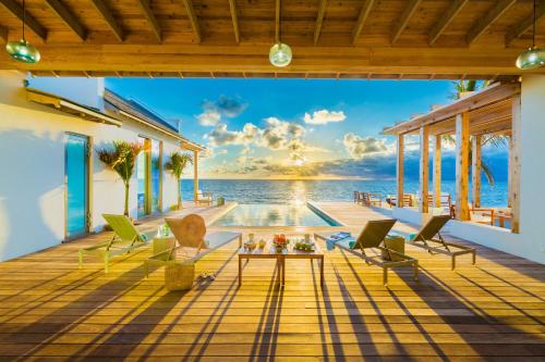 Бассейн , Ambergris Cay Private Island All Inclusive - PLS Island Hopper Flight Included in Гранд-Терк Бассейн , Ambergris Cay Private Island All Inclusive - PLS Island Hopper Flight Included in Гранд-Терк