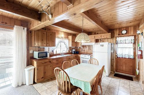 Lancaster Cabin in Bass Lake (CA) Lancaster Cabin in Bass Lake (CA)