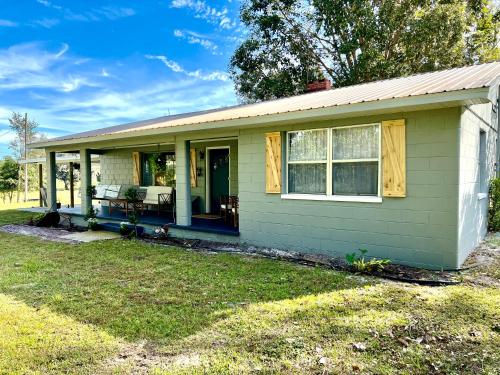 Quiet Farmhouse close to major theme parks in Dade City (FL) Quiet Farmhouse close to major theme parks in Dade City (FL)