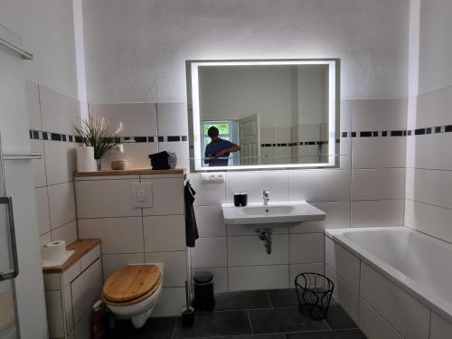 Bathroom, Zeitreise: Wohnen im Herrenhaus genau zw. L u. DD in Ostrau Bathroom, Zeitreise: Wohnen im Herrenhaus genau zw. L u. DD in Ostrau