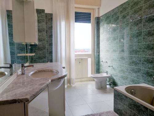 Bathroom, Luminoso Appartamento con Balcone in Cassago Brianza Bathroom, Luminoso Appartamento con Balcone in Cassago Brianza