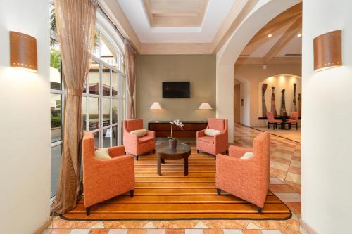 Лобби, Quality Hotel Real Aeropuerto in Сан-Сальвадор Лобби, Quality Hotel Real Aeropuerto in Сан-Сальвадор