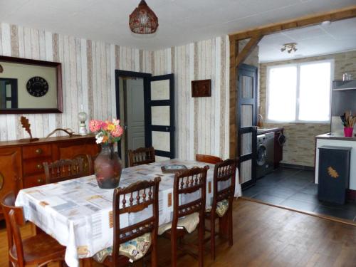 Maison spacieuse avec jardin, proche activites, climatisee, velos, et lits faits a l'arrivee - FR-1- in Couleuvre Maison spacieuse avec jardin, proche activites, climatisee, velos, et lits faits a l'arrivee - FR-1- in Couleuvre