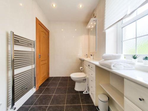 Bathroom, Parkgate Apartment - Near M90, Amazon, Edinburgh in Rosyth Bathroom, Parkgate Apartment - Near M90, Amazon, Edinburgh in Rosyth