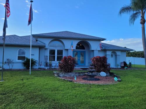 Exterior view, steve and cori's tropical king suite 2 in North Port (FL) Exterior view, steve and cori's tropical king suite 2 in North Port (FL)