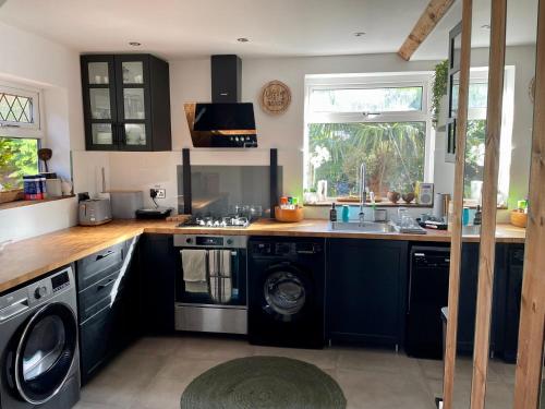 Tropical Retreat at Oriental Home with Exotic Garden & Free Parking in Croxteth Tropical Retreat at Oriental Home with Exotic Garden & Free Parking in Croxteth