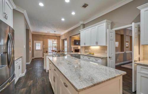 ROYCE mini-mansion with heated pool & spa Houston in Klein ROYCE mini-mansion with heated pool & spa Houston in Klein