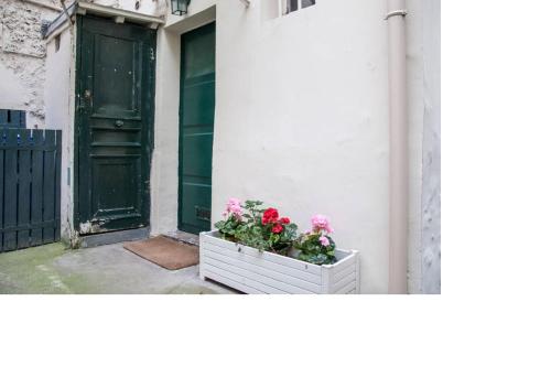 Exterior view, La petite maison parisienne in Paris Exterior view, La petite maison parisienne in Paris