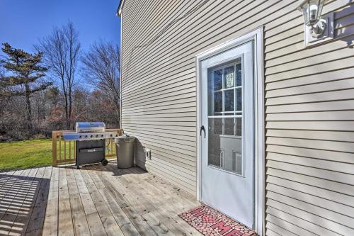 Fire Pit, Community Lakes Serene Poconos Getaway! in 에메랄드 레이크 Fire Pit, Community Lakes Serene Poconos Getaway! in 에메랄드 레이크
