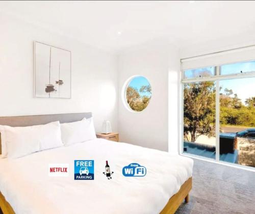 Guestroom, 2Bdrm Beachside Town House with Ocean Views in Seaford Guestroom, 2Bdrm Beachside Town House with Ocean Views in Seaford