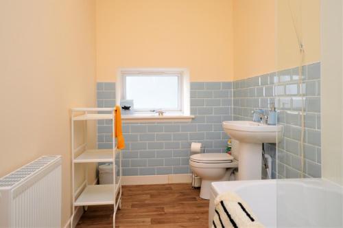 Bathroom, Pedals and Paddles in Innellan Bathroom, Pedals and Paddles in Innellan