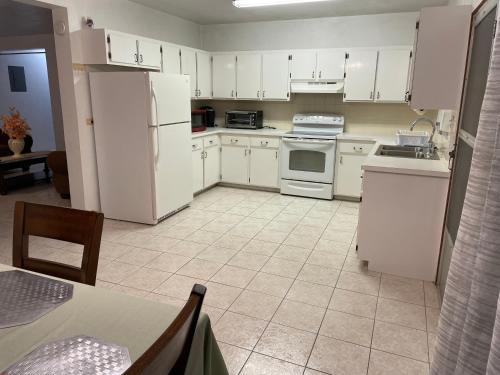 Κουζίνα, Luxurious One and Two Bedroom Villa in Kingshill Κουζίνα, Luxurious One and Two Bedroom Villa in Kingshill