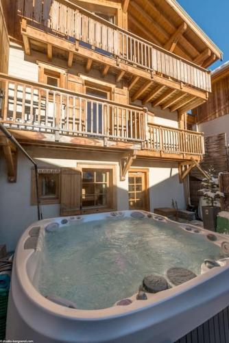 balkon/terras, Cosy 4 bedroom chalet with hot tub (Chalet Velours) in Saint-Marcel balkon/terras, Cosy 4 bedroom chalet with hot tub (Chalet Velours) in Saint-Marcel