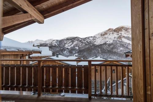 balkon/terras, Cosy 4 bedroom chalet with hot tub (Chalet Velours) in Saint-Marcel balkon/terras, Cosy 4 bedroom chalet with hot tub (Chalet Velours) in Saint-Marcel