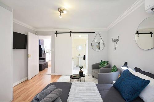 Flatlet 2.1km from Iconic Blaauwberg Beach