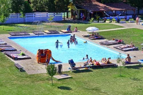 溫泉, Chatova osada Family Resort Thermalpark inclusiv in 柏提因斯 溫泉, Chatova osada Family Resort Thermalpark inclusiv in 柏提因斯