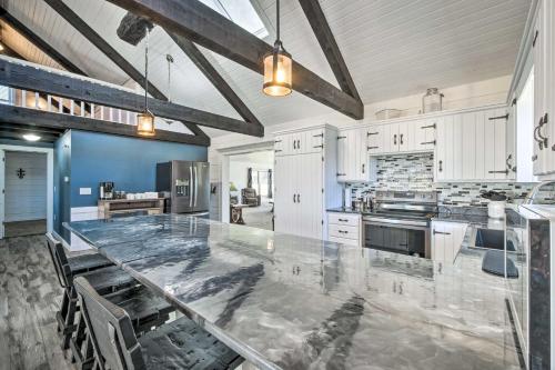 Spacious Massillon Log Cabin with Fire Pit! in ماسيلون Spacious Massillon Log Cabin with Fire Pit! in ماسيلون