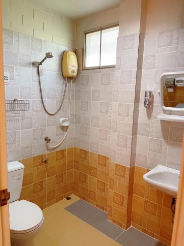 Bathroom, Bunraksa Resort in Kamphaeng Phet Bathroom, Bunraksa Resort in Kamphaeng Phet