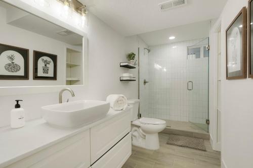 Bathroom, @ Marbella Lane - 5BR Stylish and Modern Home in Arvada (CO) Bathroom, @ Marbella Lane - 5BR Stylish and Modern Home in Arvada (CO)