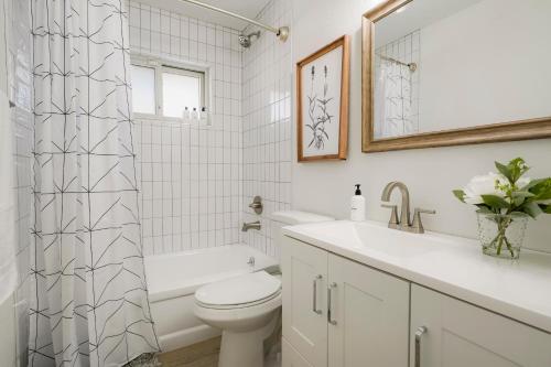 Bathroom, @ Marbella Lane - 5BR Stylish and Modern Home in Arvada (CO) Bathroom, @ Marbella Lane - 5BR Stylish and Modern Home in Arvada (CO)