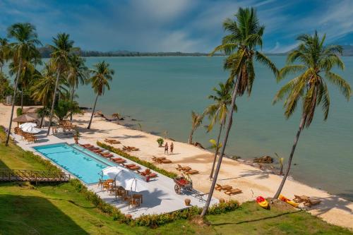 Coconut Grove Resort in Остров Яояй Coconut Grove Resort in Остров Яояй