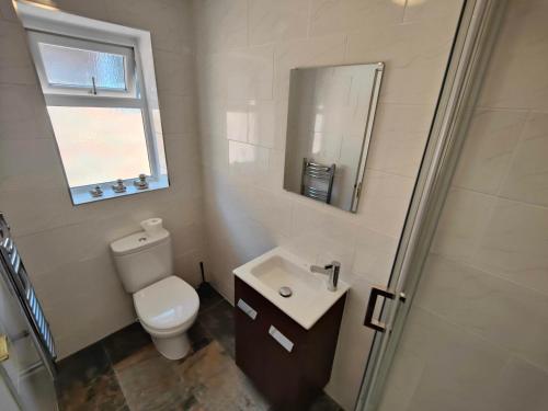 Koupelna, Piping Green 5 bedroom House in Colden Common Koupelna, Piping Green 5 bedroom House in Colden Common
