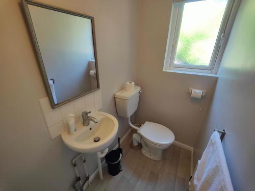 Koupelna, Piping Green 5 bedroom House in Colden Common Koupelna, Piping Green 5 bedroom House in Colden Common