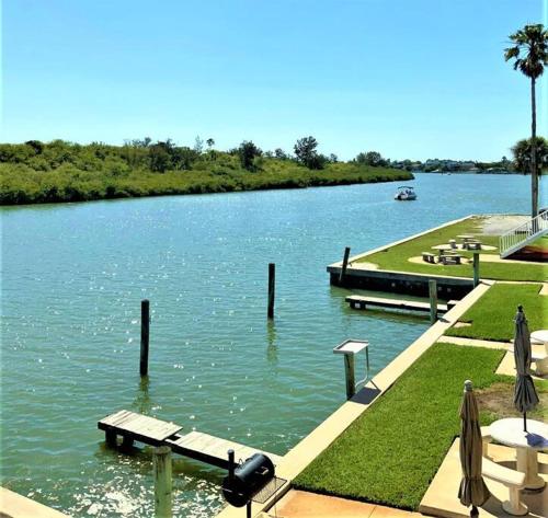 Comfy Coastal Beach Vacation in Indian Shores (FL) Comfy Coastal Beach Vacation in Indian Shores (FL)