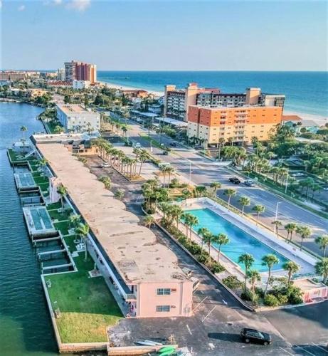 Comfy Coastal Beach Vacation in Indian Shores (FL) Comfy Coastal Beach Vacation in Indian Shores (FL)