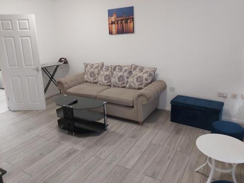 52 fenwick road, houghton regis, dunstable in Luton Airport 52 fenwick road, houghton regis, dunstable in Luton Airport