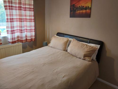 52 fenwick road, houghton regis, dunstable in Luton Airport 52 fenwick road, houghton regis, dunstable in Luton Airport